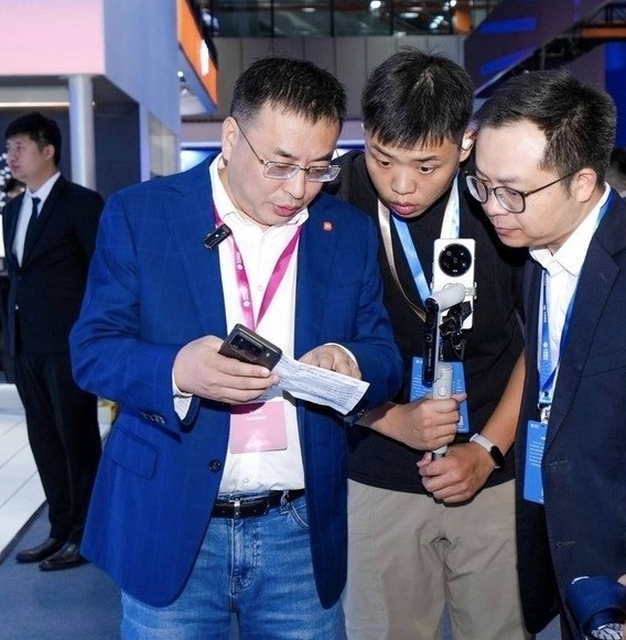 小米15系列真机外观曝光，引发数码圈热议