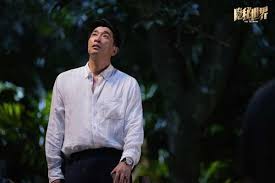 张馨予机场搬行李箱不慎砸伤脚流泪，怒斥路人冷漠及营销号曲解