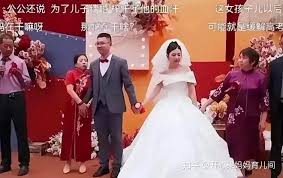 震惊！老公与婆婆动作亲密，背后真相究竟为何？